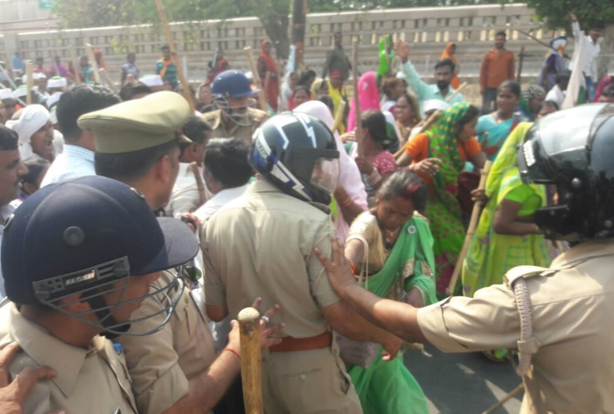 protest of farmers for compensation in lucknow