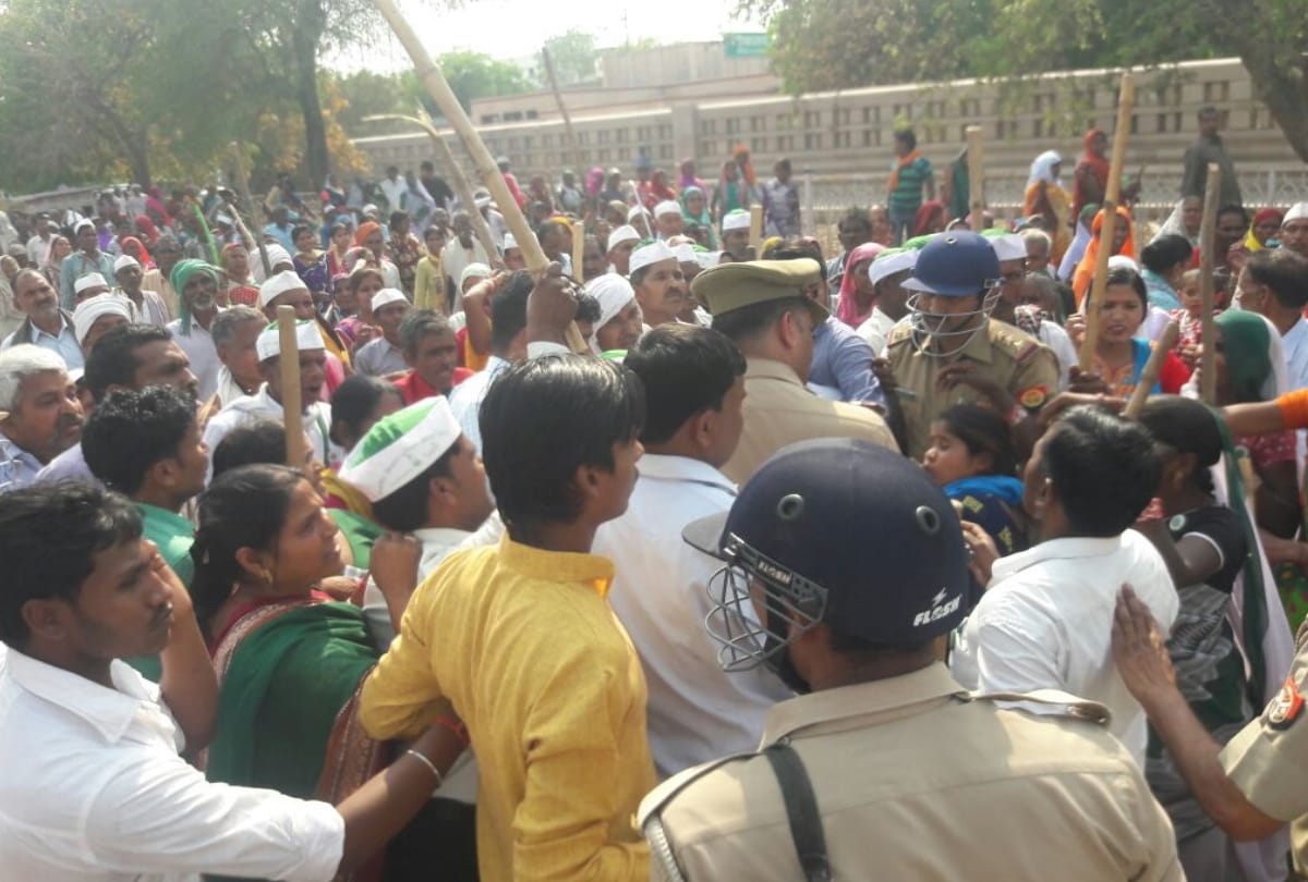 protest of farmers for compensation in lucknow