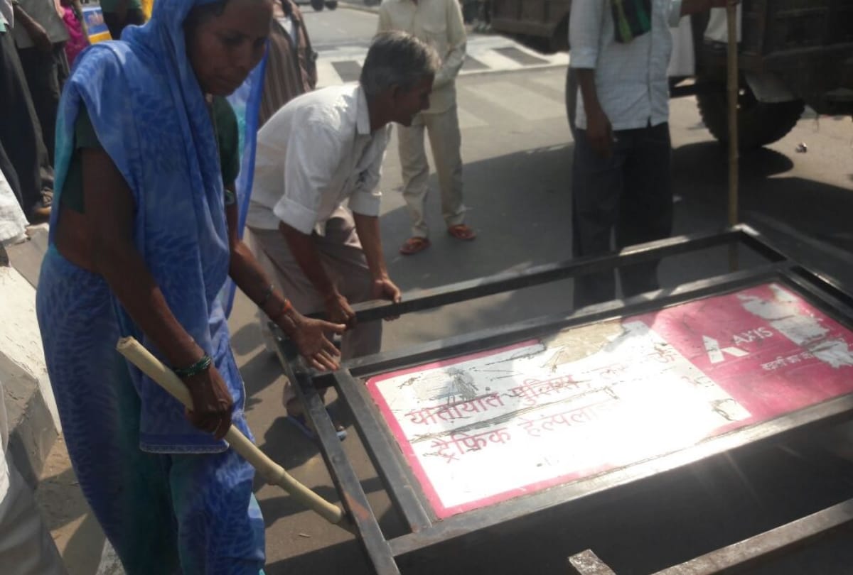 protest of farmers for compensation in lucknow