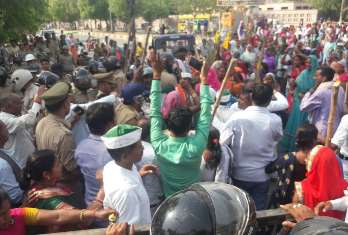 protest of farmers for compensation in lucknow