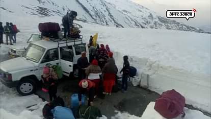 MORE THAN 250 PEOPLE CROSSES ROHTANG PASS ON FOOT AS WEATHER CHANGES