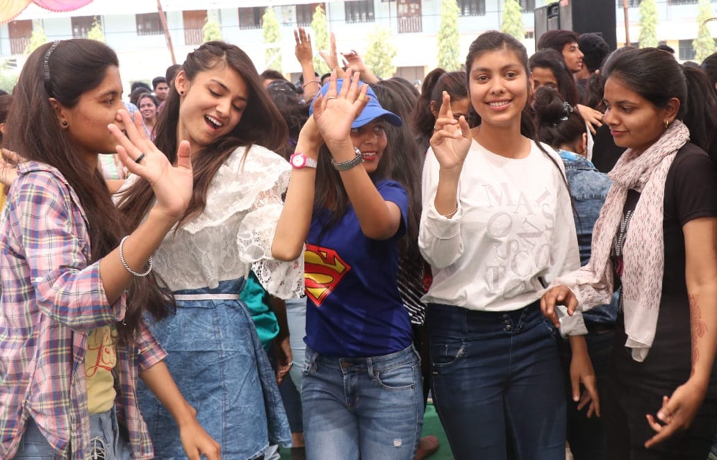 punjabi singer Jogendra Singh Mehndi live performance in dbs college dehradun