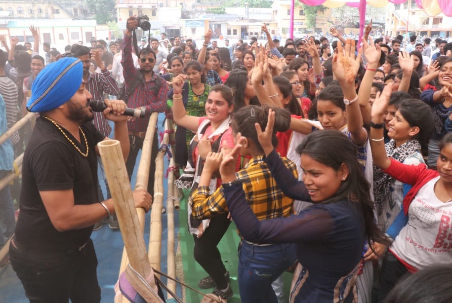 punjabi singer Jogendra Singh Mehndi live performance in dbs college dehradun