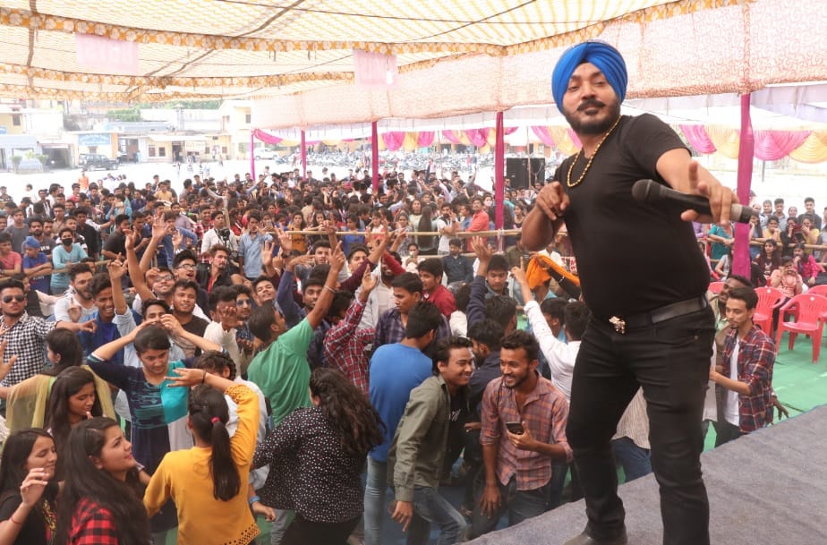 punjabi singer Jogendra Singh Mehndi live performance in dbs college dehradun