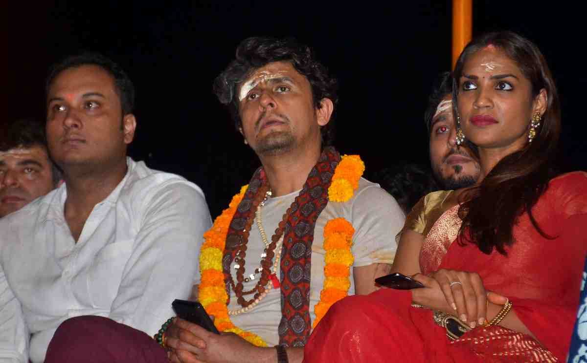 Sonu nigam worship in kashi vishwanath temple
