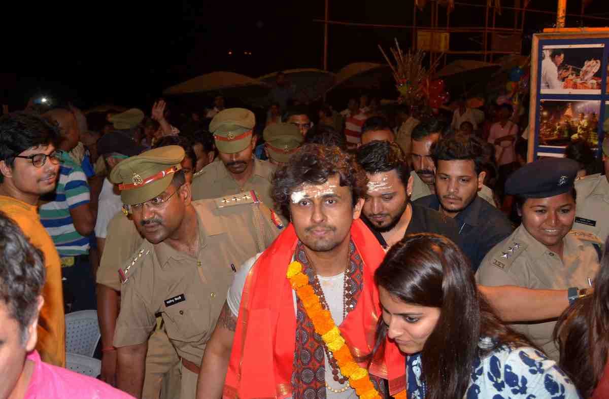 Sonu nigam worship in kashi vishwanath temple