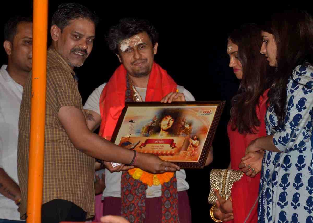 Sonu nigam worship in kashi vishwanath temple