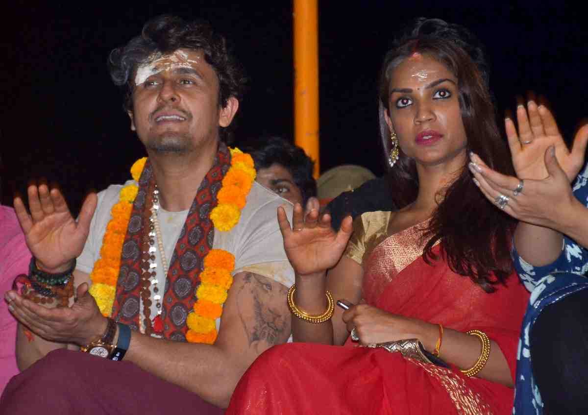 Sonu nigam worship in kashi vishwanath temple