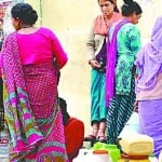 पिथौरागढ़ में पानी न आने से लोगों को इस तरह स्टैंडपोस्ट से पानी ढोना पड़ रहा है