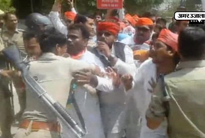 police lathicharge on sp workers who protest in against of government on dm office allahabad