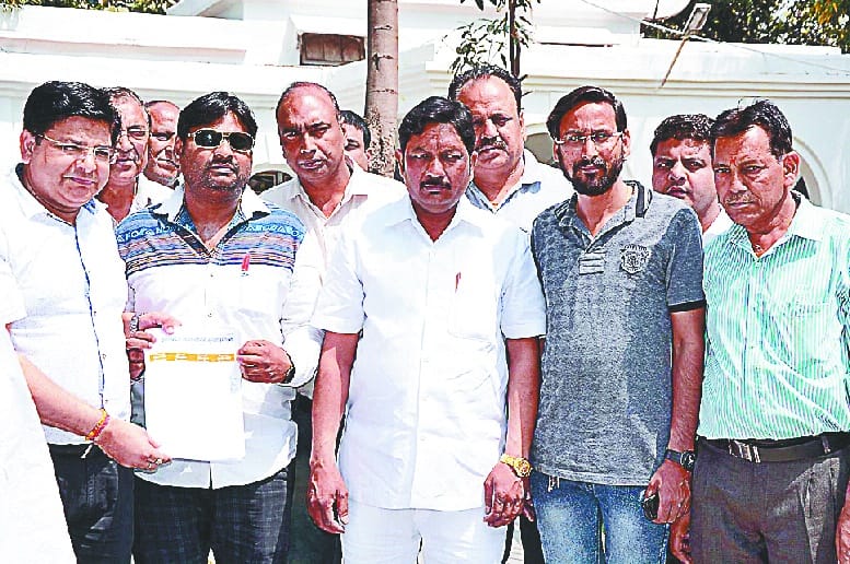 Congress demands compensation for Amresh's family