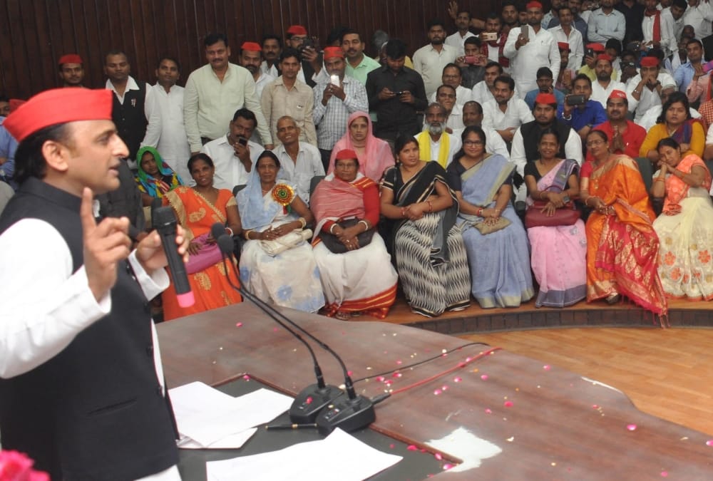  akhilesh yadav wants cbi probe in clothes gives to school children.