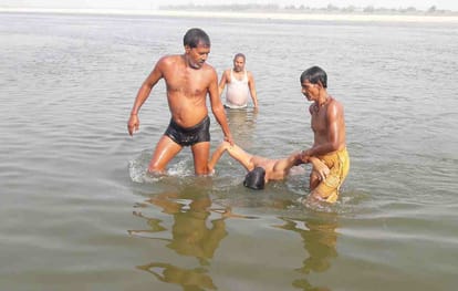 Allahabad six student came for wath in ganga three drowning