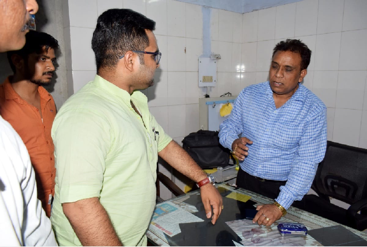 BJP leader slapped a radiologist at district hospital in Hardoi for allegedly demanding Bribe