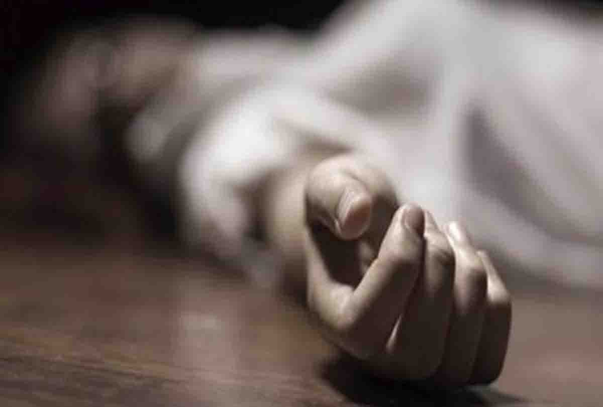 father kills his daughter in up