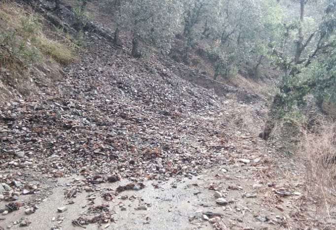 Galgaon-Devilyammaji road closed after debris