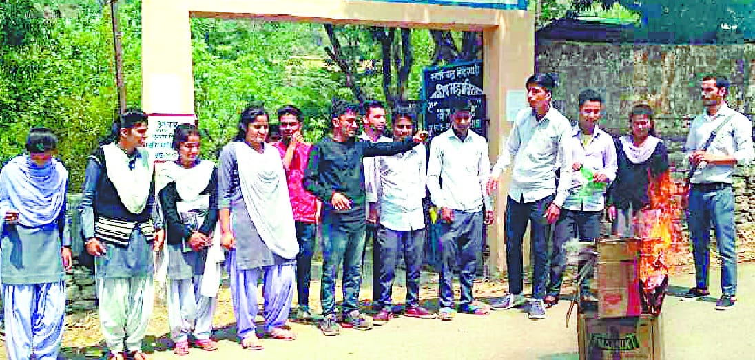 abvp put cbse and gurukul kangdi directors effigy on fire
