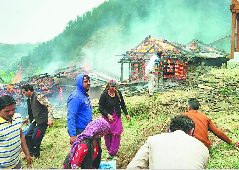 तीन गोशालाएं राख, दो मवेशी जिंदा जले, 12 मकान बचाए
