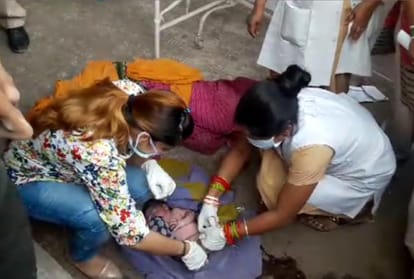 lady delivered child at the gate of lal bahadur shastri hospital