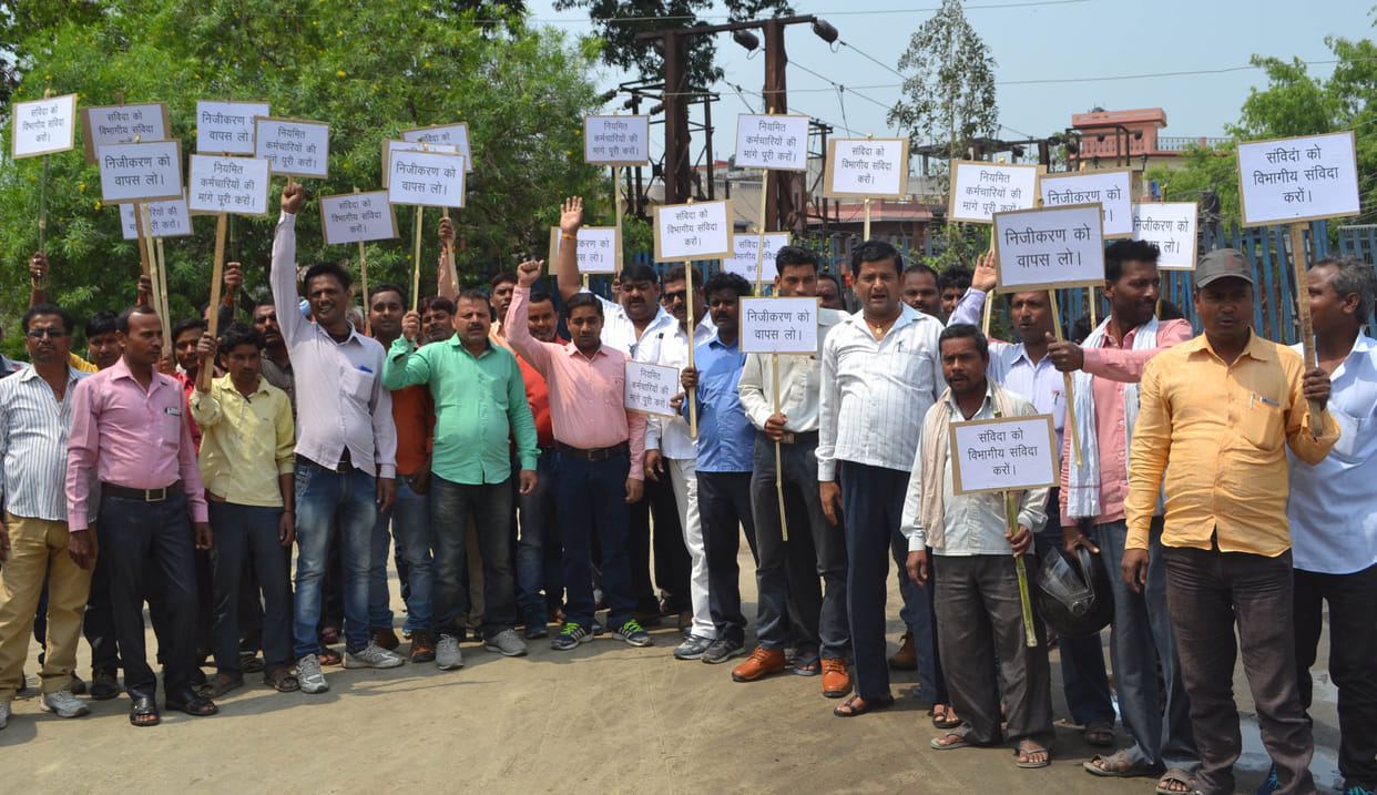 satyagrah by electric workers 
