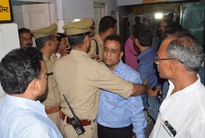 BJP leader slapped a radiologist at district hospital in Hardoi for allegedly demanding Bribe