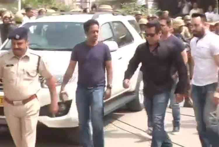 photos of salman khan reached jodhpr court for black buck poaching case hearing in few minutes