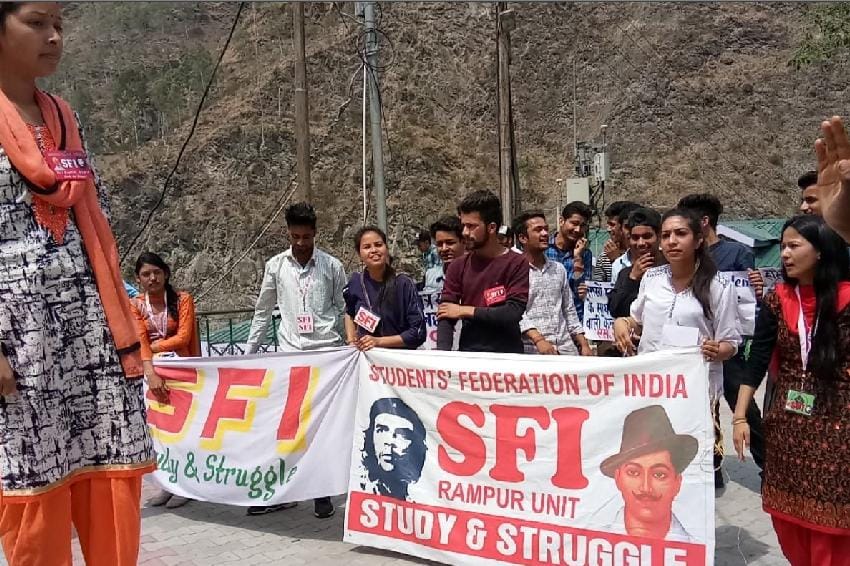 एबीवीपी द्वारा सीबीएसई पेपर लीक मामले में एसएफआई ने किया धरना प्रदर्शन