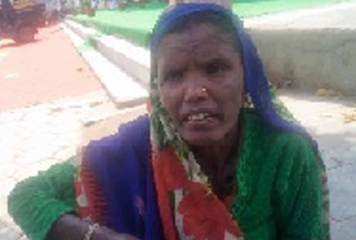 old woman started weeping in yogi government programme