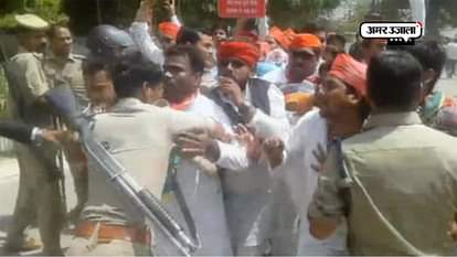 police lathicharge on sp workers who protest in against of government on dm office allahabad