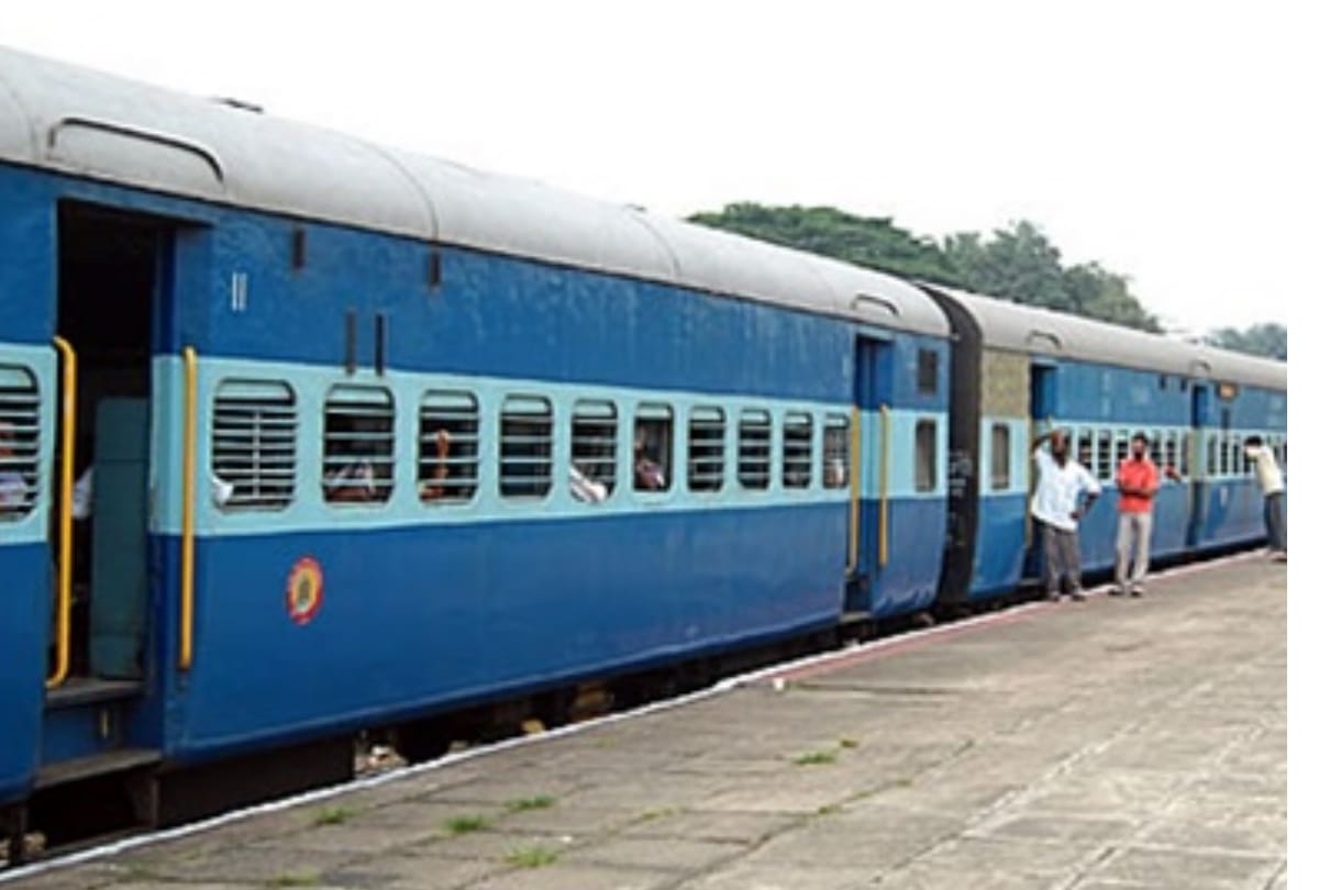 passenger fall down from train, died 