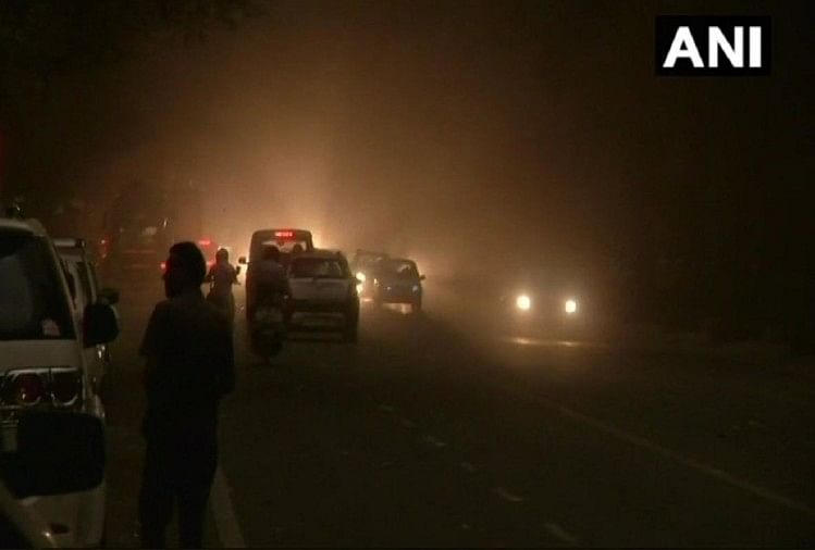 दिल्ली में मौसम ने ली करवट शाम से पहले आ गई रात Delhi Dust Storm Delhi Weather Night In The 2310