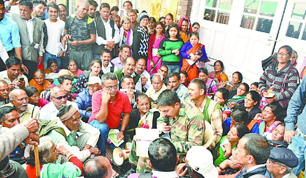 A crowd of ex-servicemen and dependents in camp