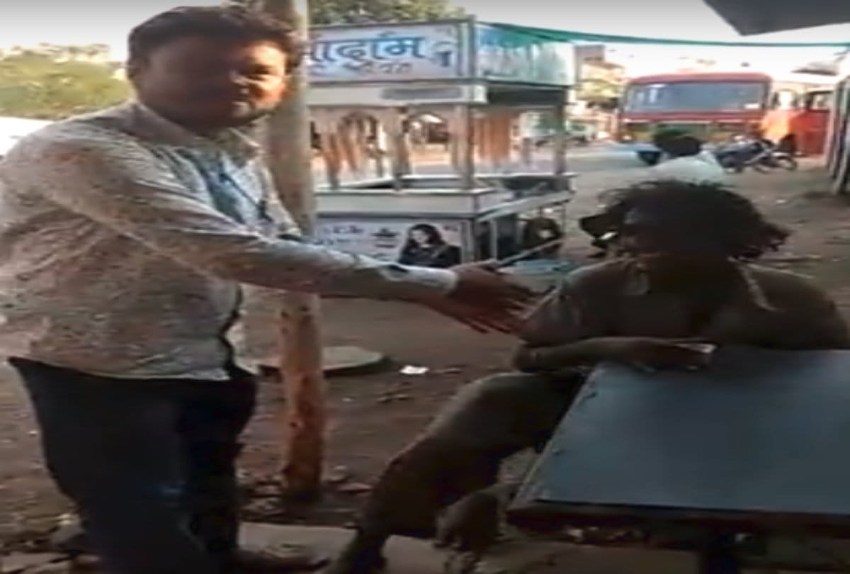 Many notes bundle found of a beggar when he came at a tea shop 