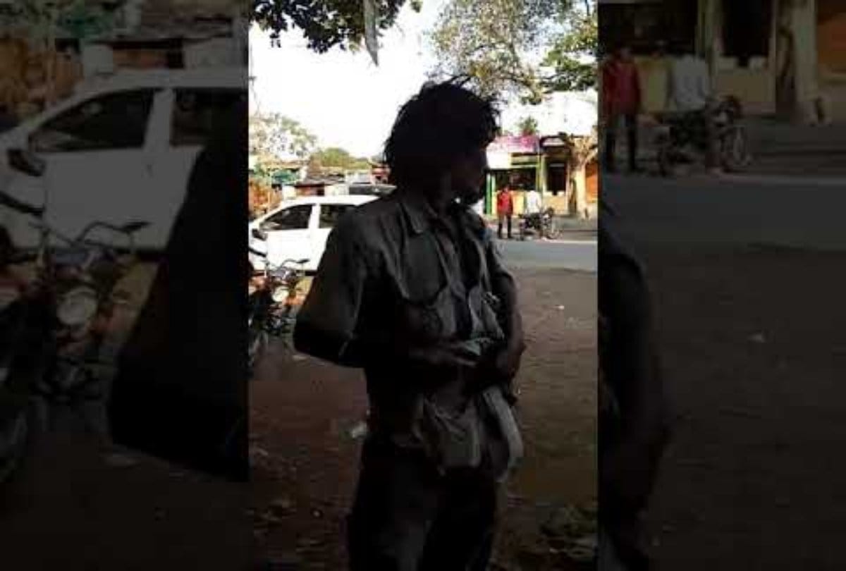 Many notes bundle found of a beggar when he came at a tea shop 
