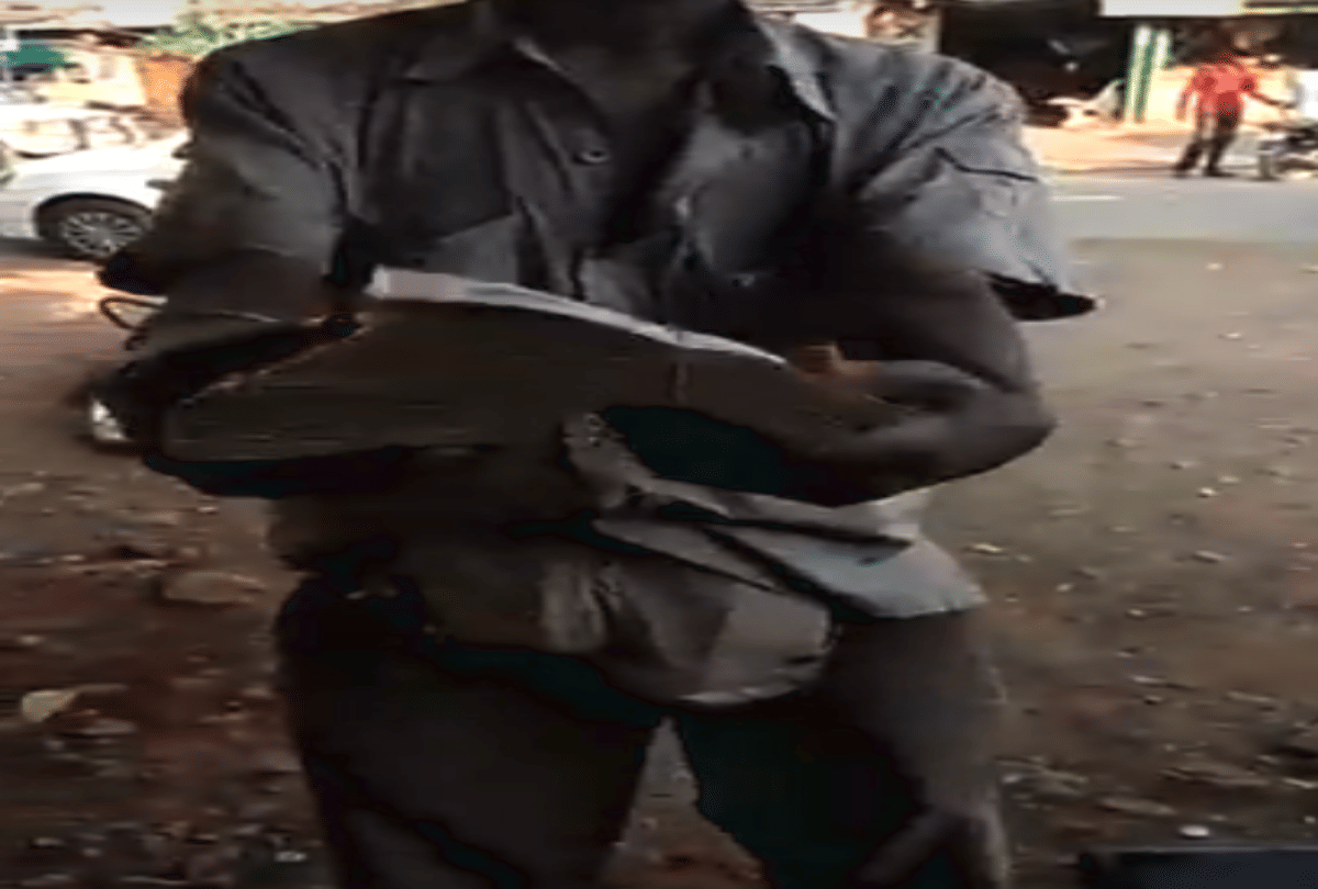 Many notes bundle found of a beggar when he came at a tea shop 