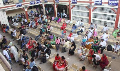 Third day strike in BHU hospital and patient in trouble