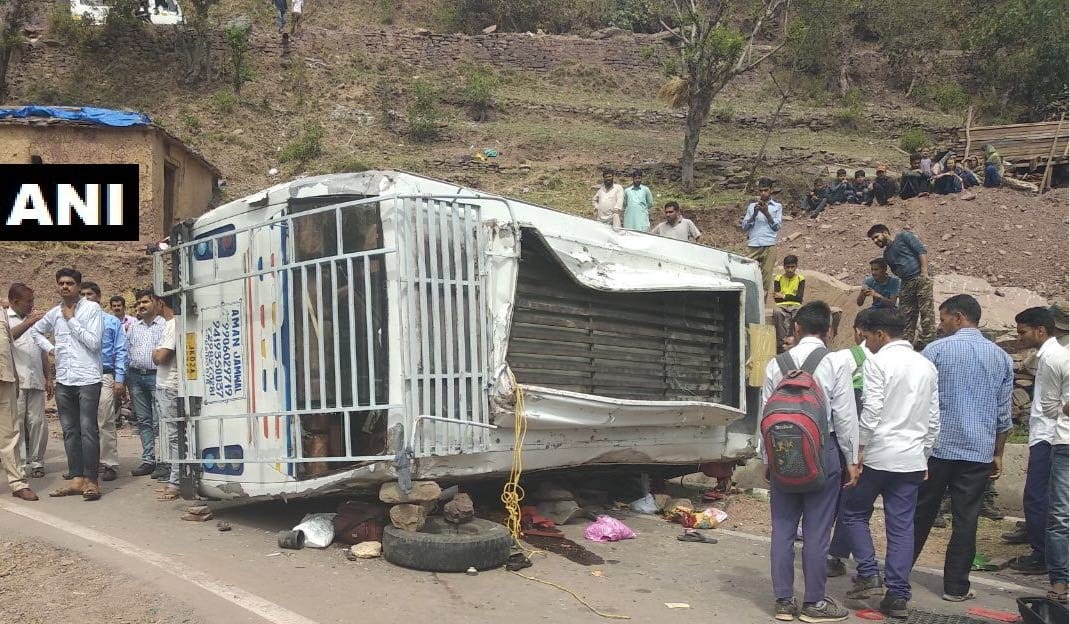 3 killed, 18 injured after a minibus overturned in Kanda near Shiv Khori shrine