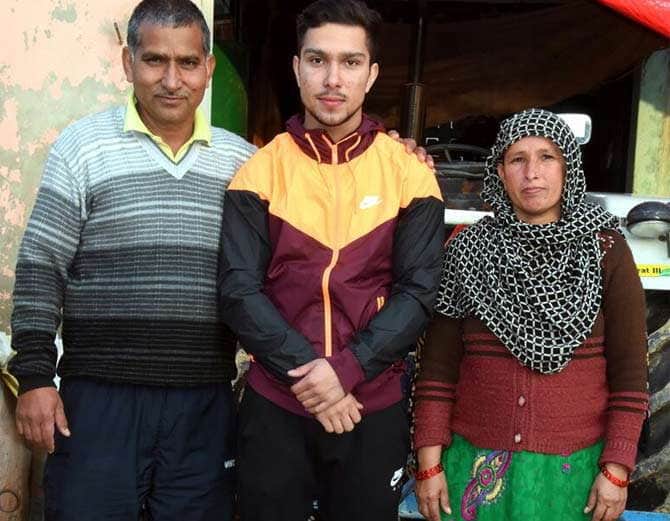 farmer son deepak lather won bronze medal weightlifting in commonwealth games