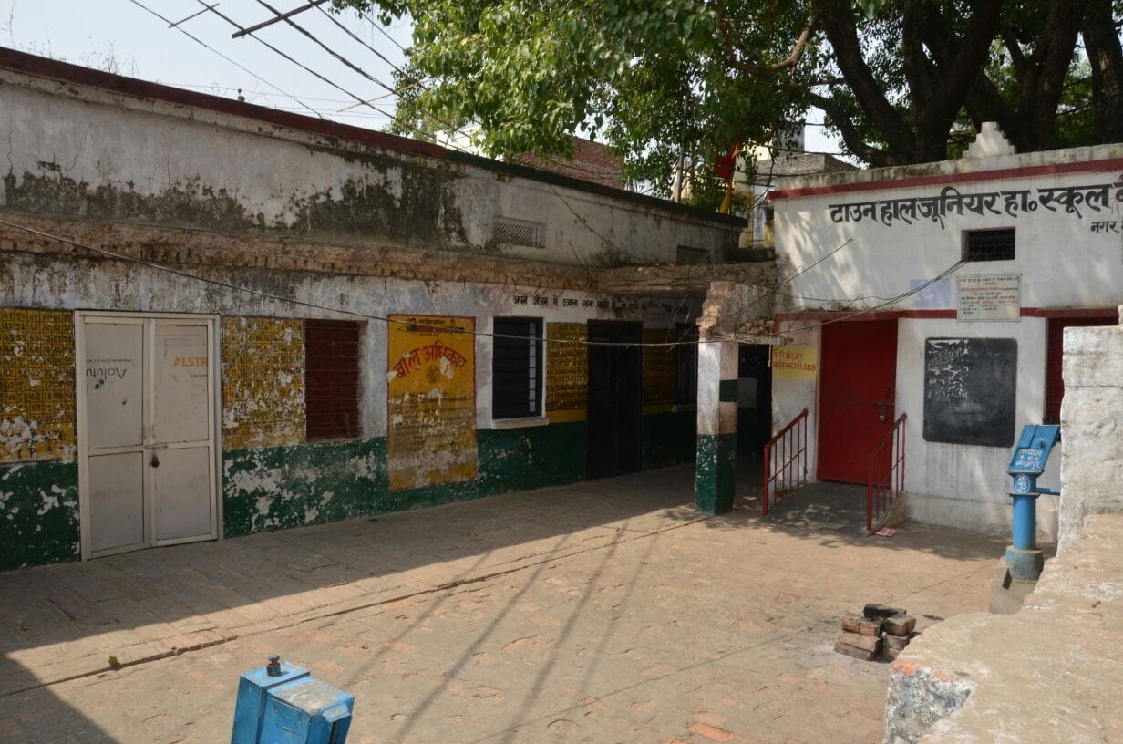 जर्जर स्कूलों में पढ़ने को मजबूर है नौनिहाल