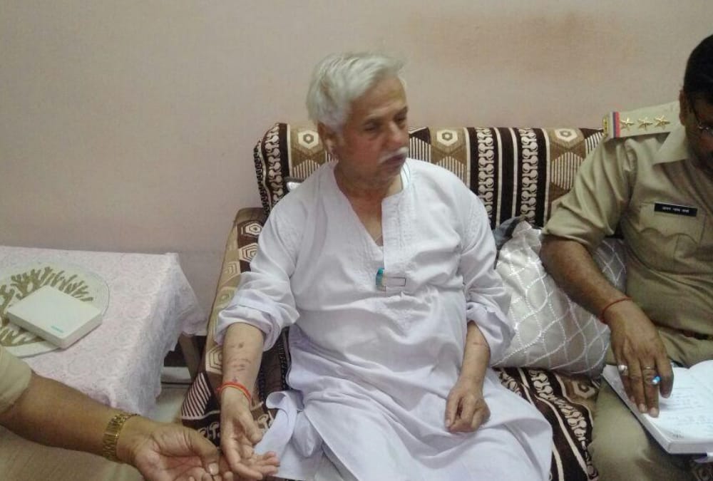 loot in a retired bank employee home in lucknow.