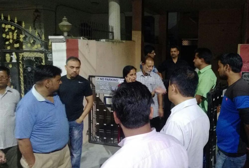 loot in a retired bank employee home in lucknow.