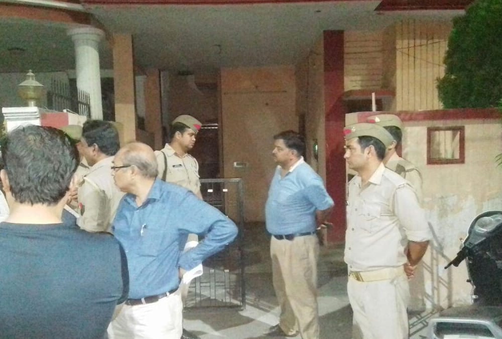 loot in a retired bank employee home in lucknow.