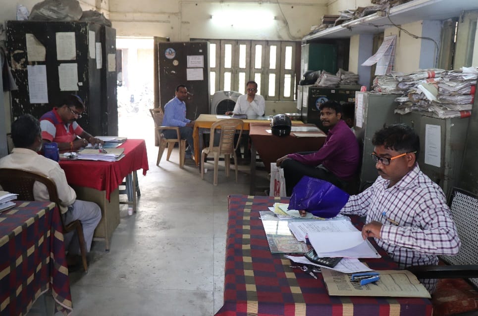 निजीकरण का फैसला वापस होने के बाद दफ्तरों में लौटी रौनक
