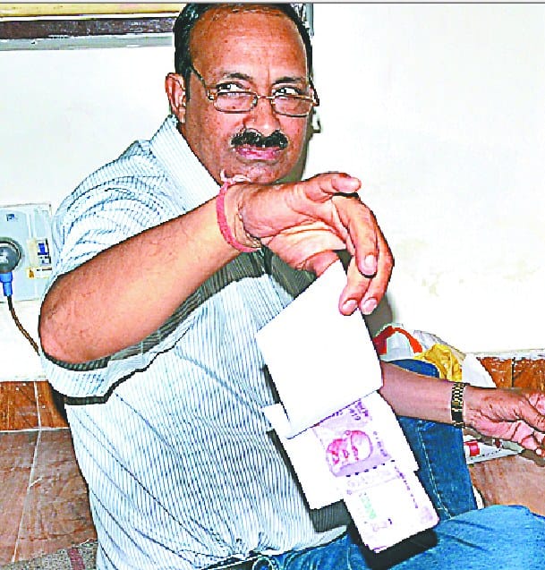 jila poorti nirikshak20 hujaar ki rishwat lete dabocha