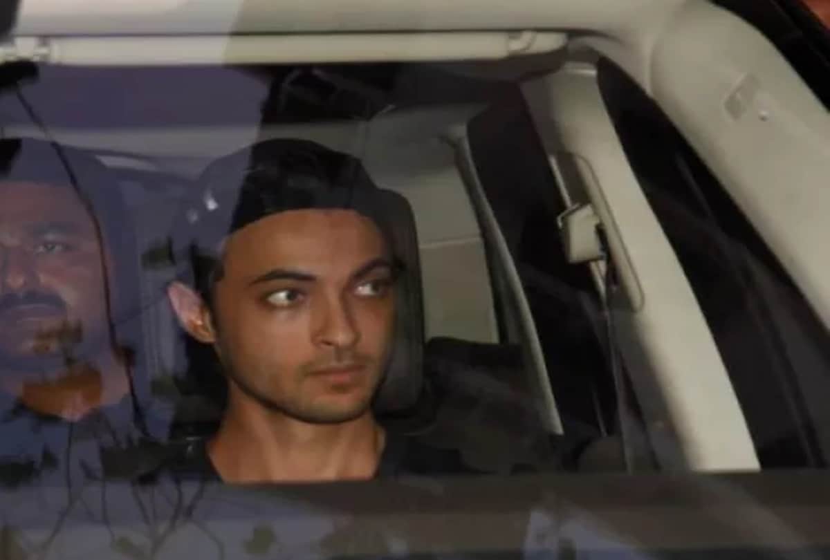 Salman Khan blackbuck poaching case sonakshi Sinha and others visit the Khan family
