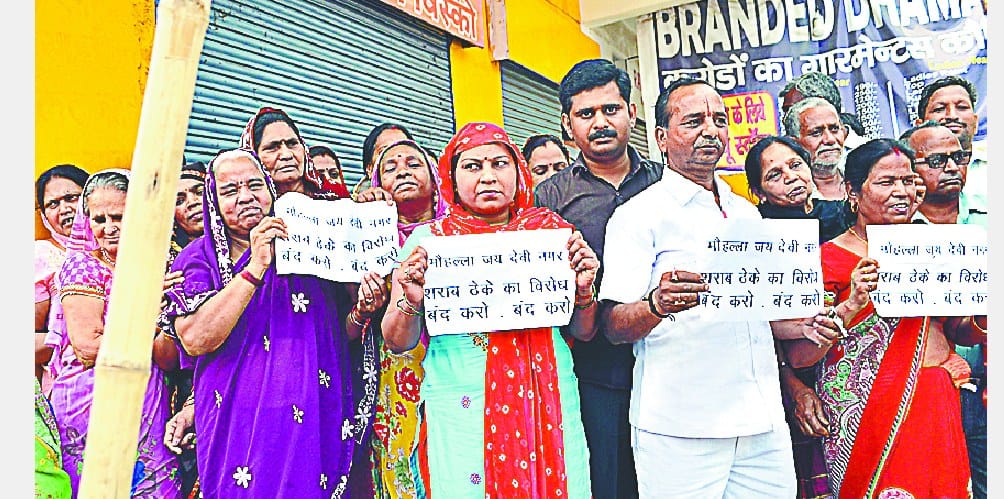 bjp paarshad ke saath pahuche logo ne rto band karaaye dono theke