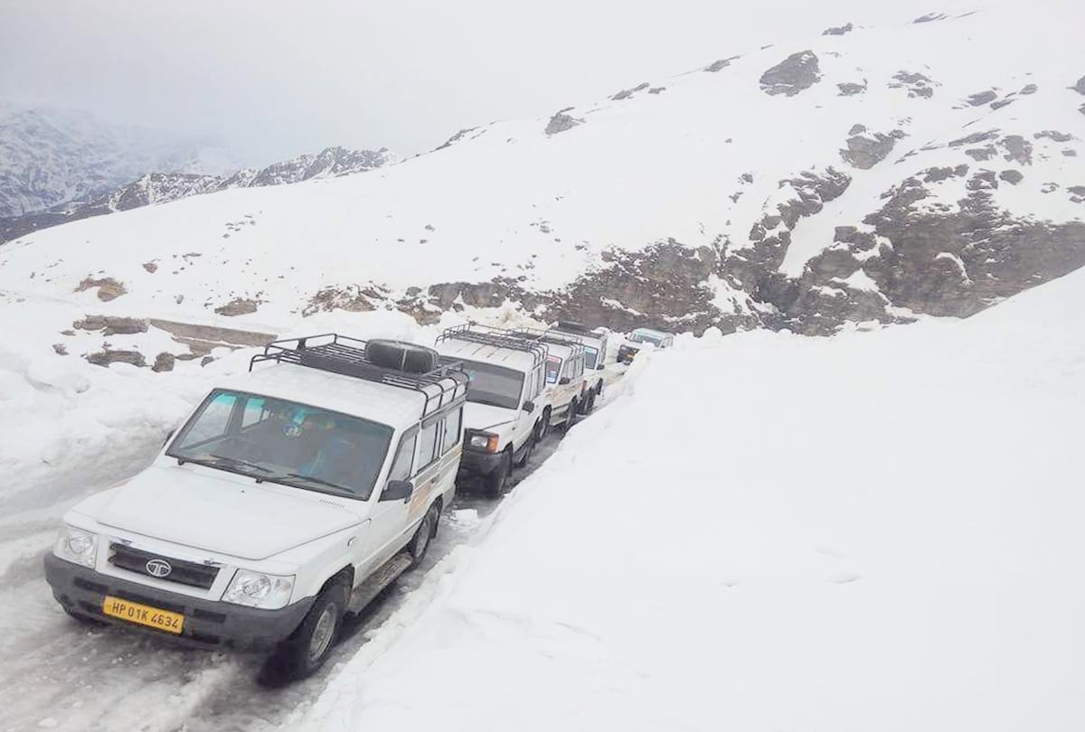 forty small vehicle crossed rohtang pass for lahaul