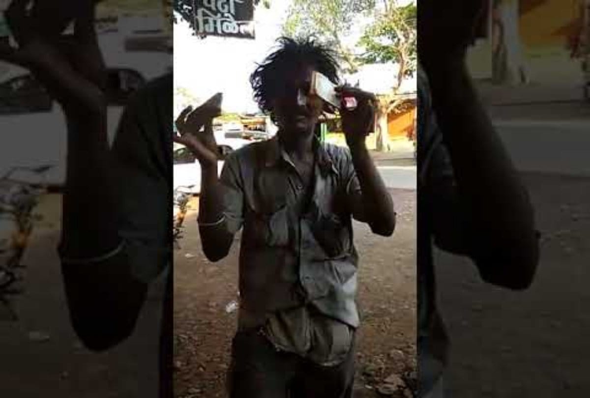 Many notes bundle found of a beggar when he came at a tea shop 