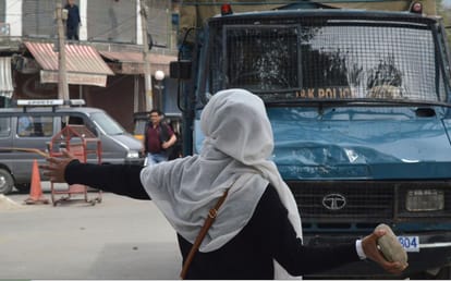 fifteen stone pelters arrested by police in tourist killing case in kashmir