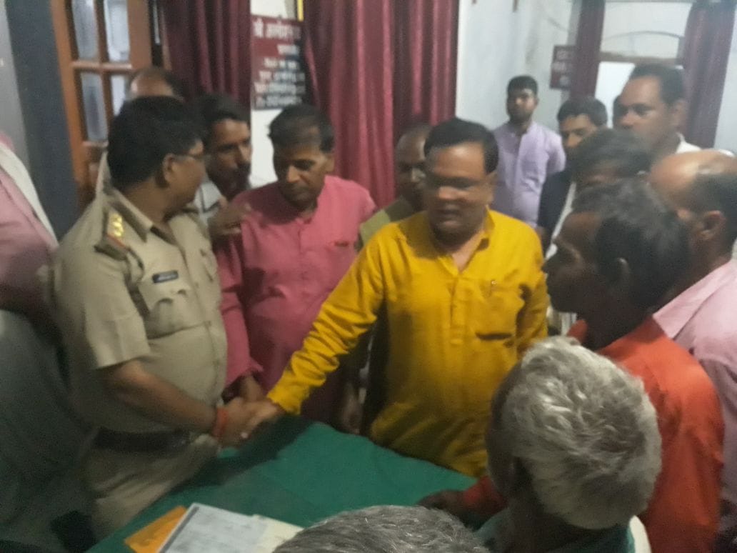 BJP workers protest in police station after daroga slap